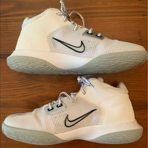 Kyrie Flytrap 4. Basketball shoes.